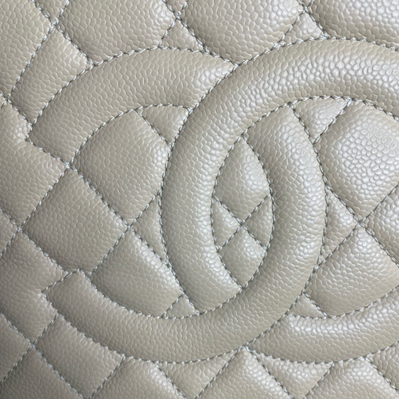 Authentic
CHANEL
BEIGE QUILTED CAVIAR GRAND SHOPPING TOTE (GST) - Picture 10 of 12
